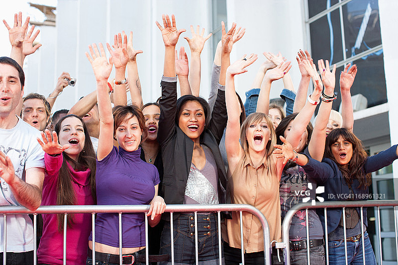 在障碍物后挥手的球迷图片素材