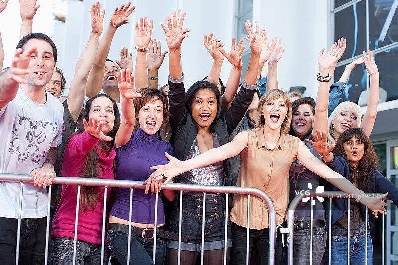 在障碍物后挥手的球迷图片素材