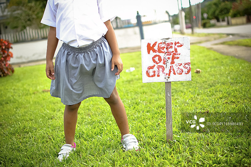 孩子站在草地上图片素材