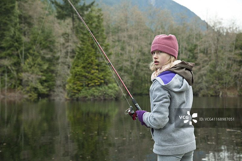 女孩钓鳟鱼图片素材