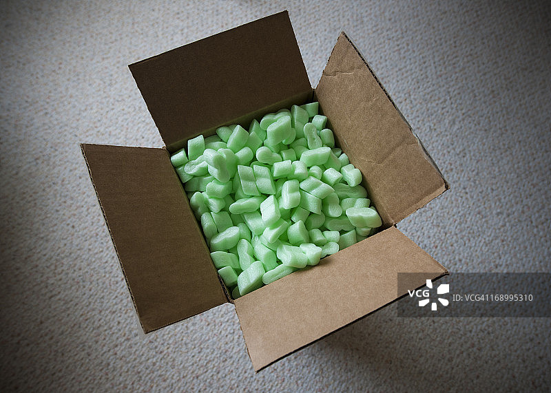 装满绿色包装花生的盒子图片素材