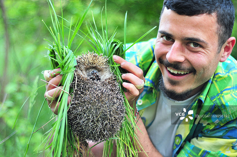 男人抱着刺猬图片素材