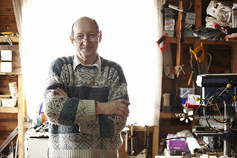 老年男人在他的棚子里图片素材