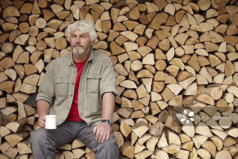 伐木工坐在木头上喝咖啡图片素材