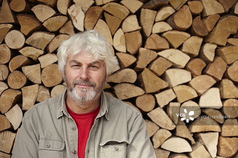 男人在木棚前图片素材