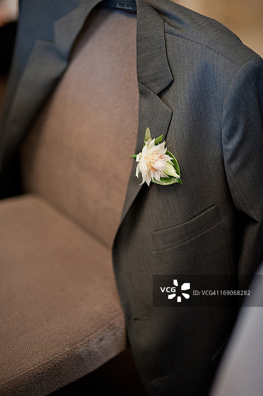 带纽扣孔的新郎西装图片素材