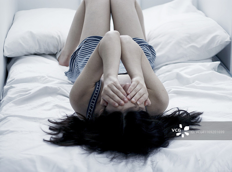 床上的女孩图片素材