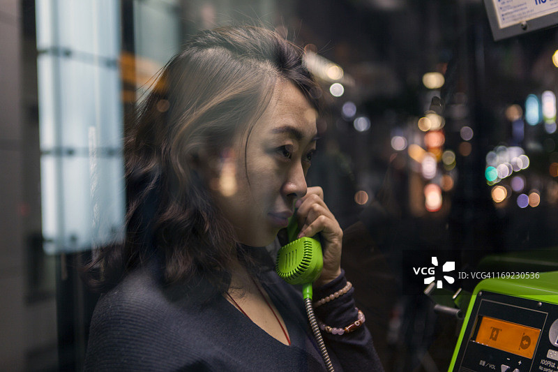 在东京使用公用电话的女人图片素材