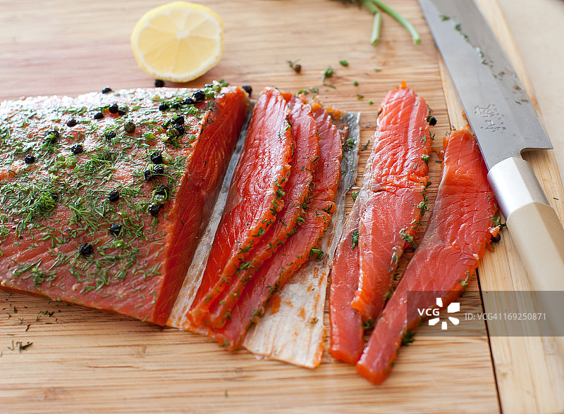 莳萝腌制野生阿拉斯加红鲑鱼（Gravlax）图片素材