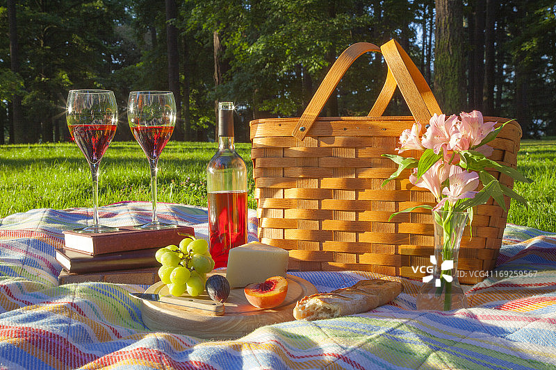 野餐时，葡萄酒、水果、奶酪和面包图片素材