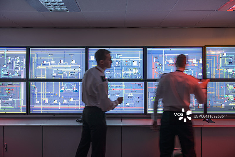 在船舶机舱模拟器显示器前的学生图片素材
