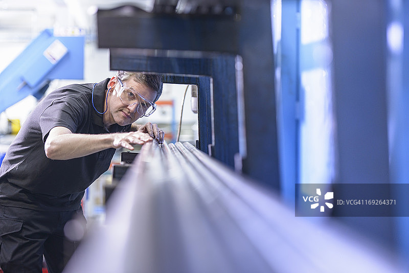 戴安全眼镜检查钢筋的工程师图片素材