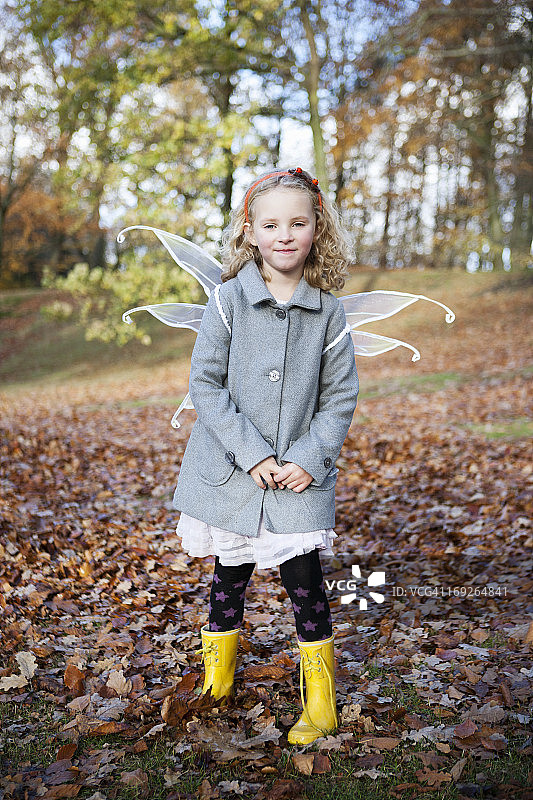 公园里戴仙女翅膀的女孩图片素材