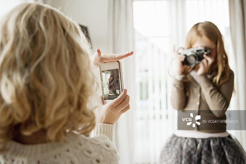 互相拍照的女孩们图片素材