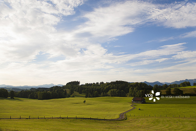 田野泥路上的房屋图片素材
