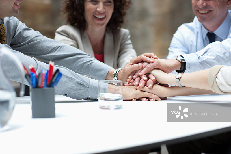 会议中叠手的商务人士图片素材