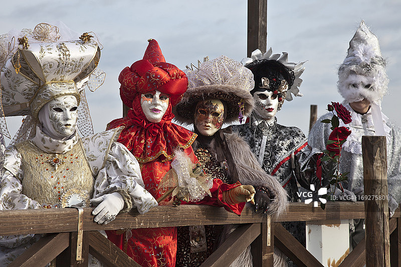 威尼斯狂欢节上的装扮人物图片素材