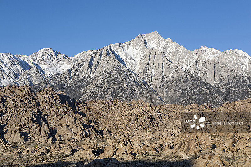 加州孤松的内华达山脉和阿拉巴马山的孤松峰图片素材