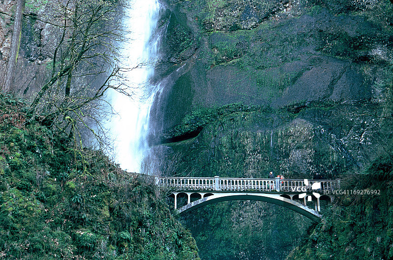 桥梁和瀑布图片素材