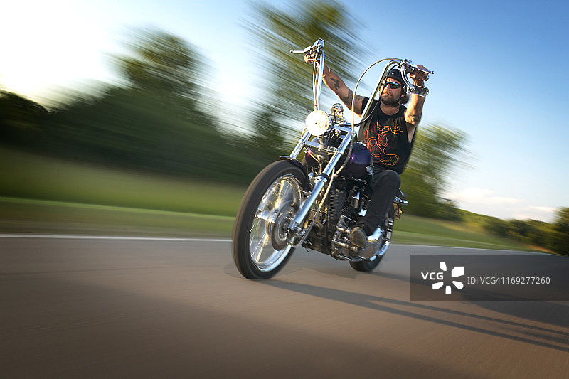 男子骑摩托车图片素材