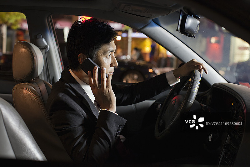 在车里使用手机的商人图片素材