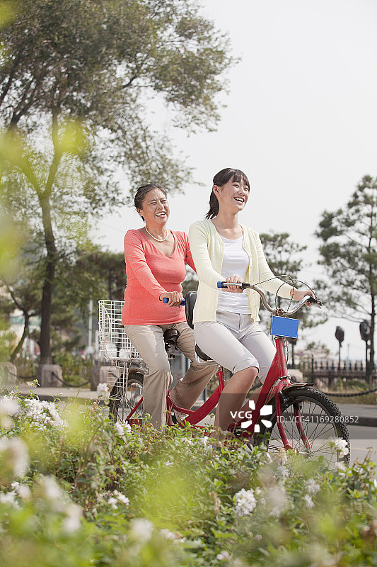 祖母和孙女在北京骑双人自行车图片素材