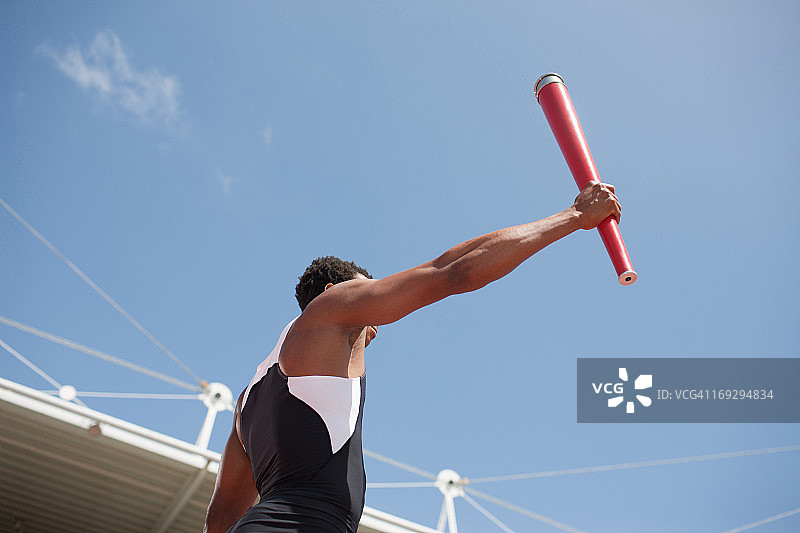跑步者在赛道上拿着火炬跑步图片素材