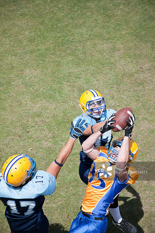 足球运动员接球图片素材