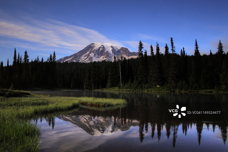 雷尼尔山月光倒影图片素材
