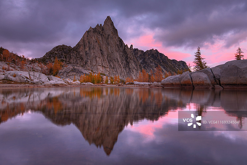 普鲁士克峰黄昏倒影图片素材
