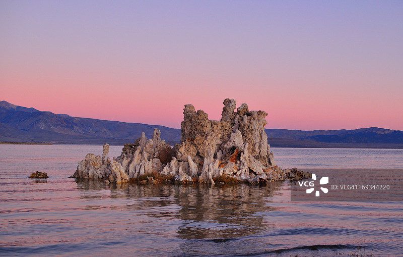 黎明时分的莫诺湖图片素材