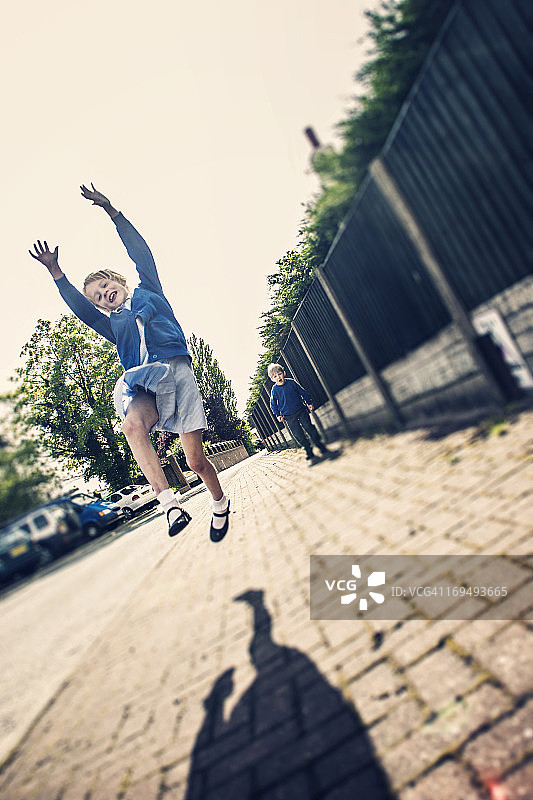 小学生放学回家图片素材