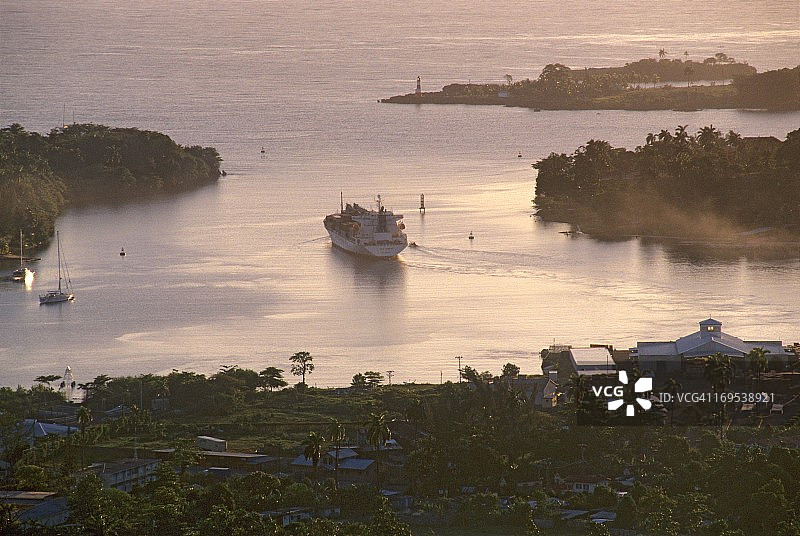 驶离安东尼奥港的船只图片素材