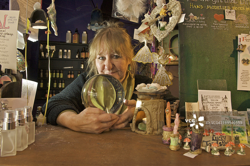 魔法礼品店主和魔法棒制作者图片素材