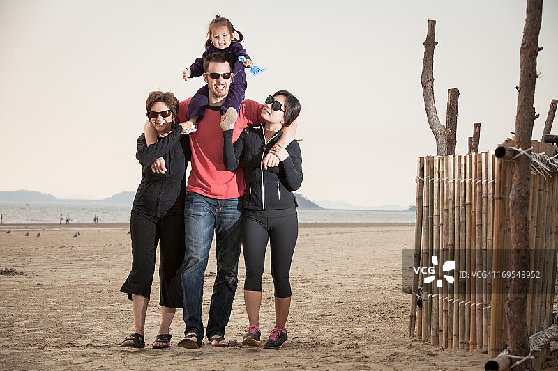 一家人在海滩上散步图片素材