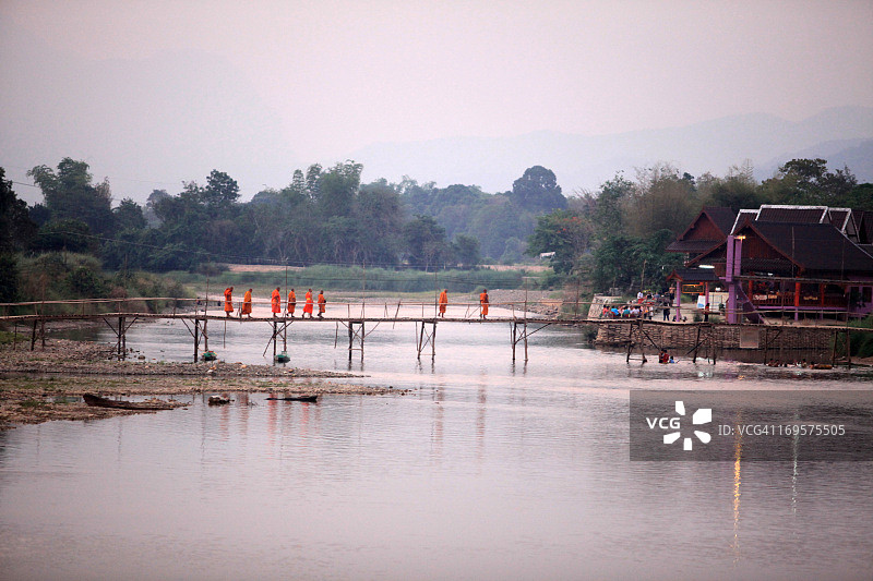 僧侣走过南松河大桥图片素材