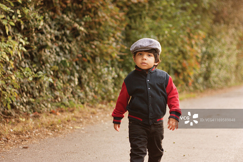 幼儿沿着轨道行走图片素材