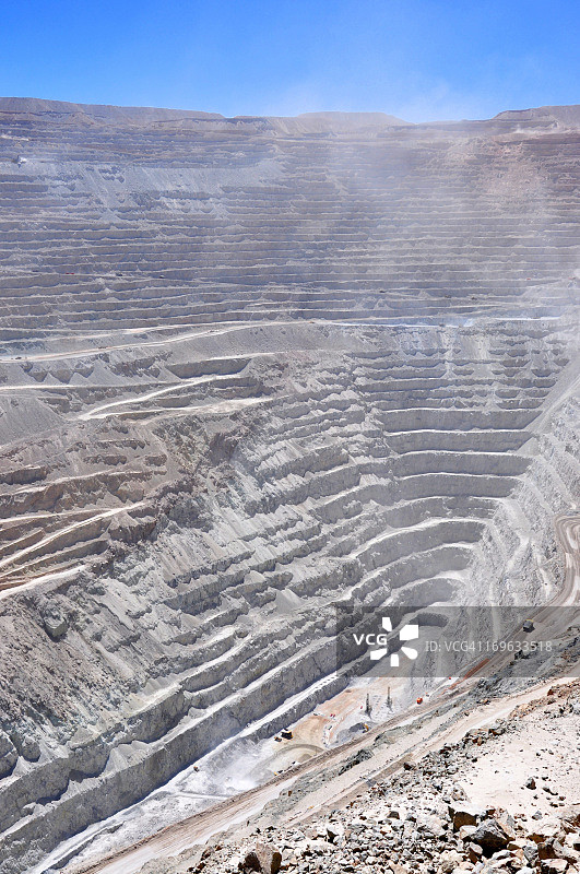 露天矿深坑内部景观图片素材