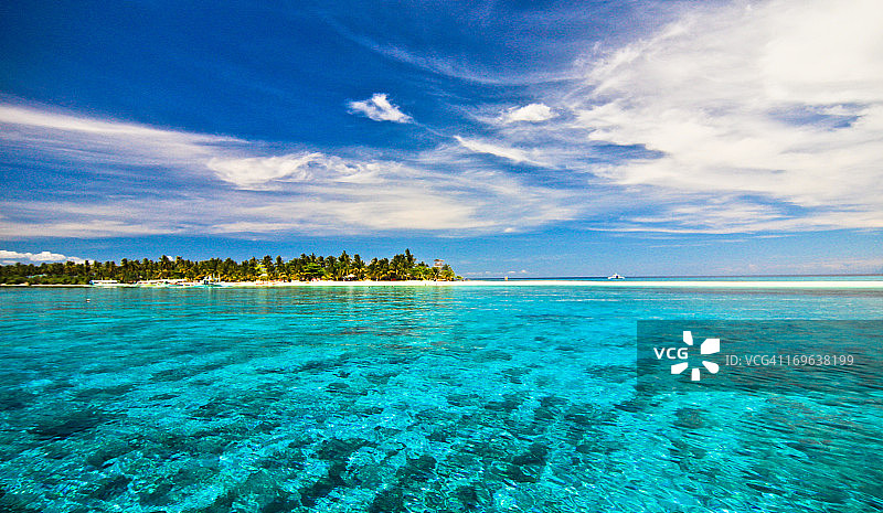 卡兰加曼岛的蓝色海水图片素材