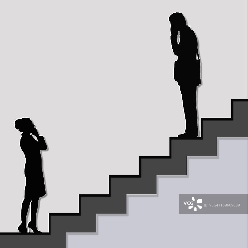 在楼梯上用手机交谈的男女图片素材