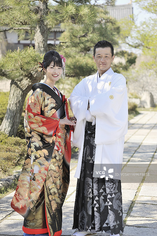 身穿婚礼和服的日本夫妇图片素材