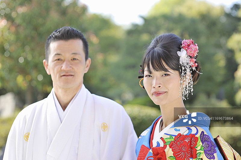 身穿婚礼和服的日本夫妇图片素材
