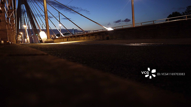 夜晚都德鲁姆LUAS桥的仰视角度图片素材