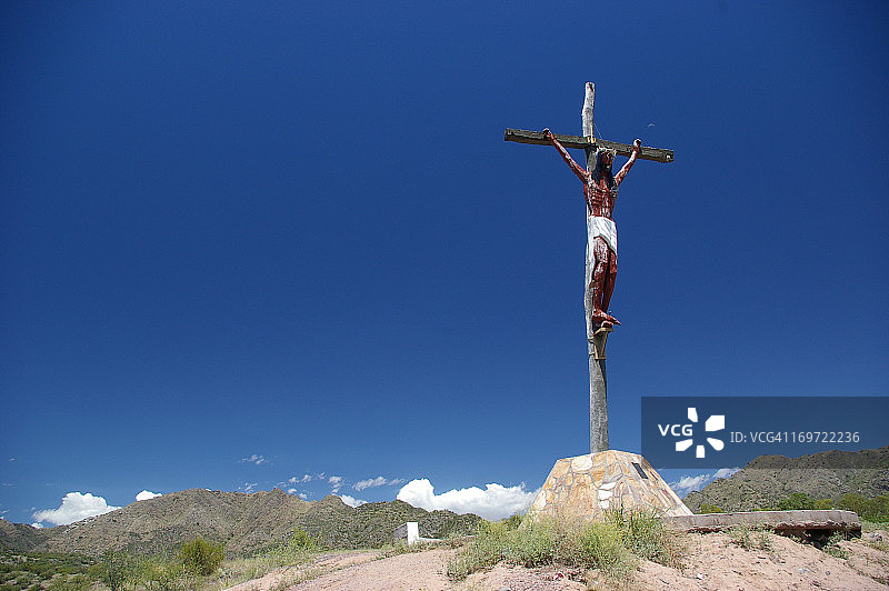 沙漠中十字架上的基督图片素材