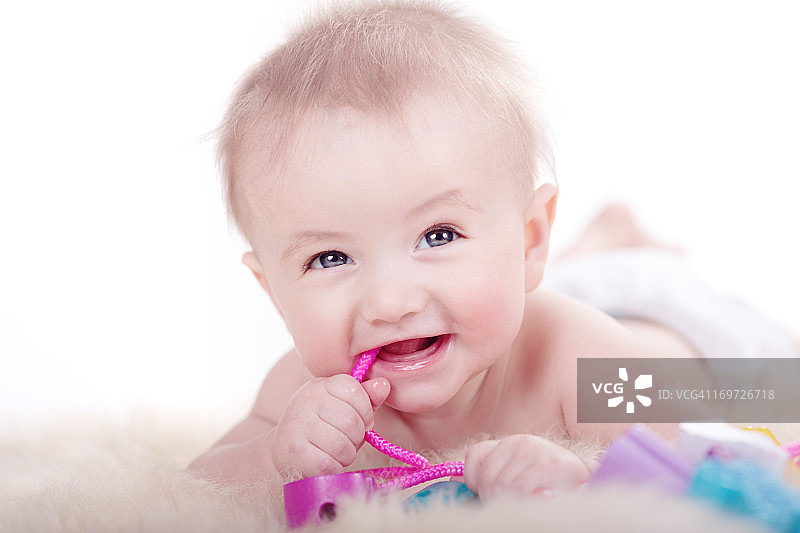 宝宝啃咬电线图片素材