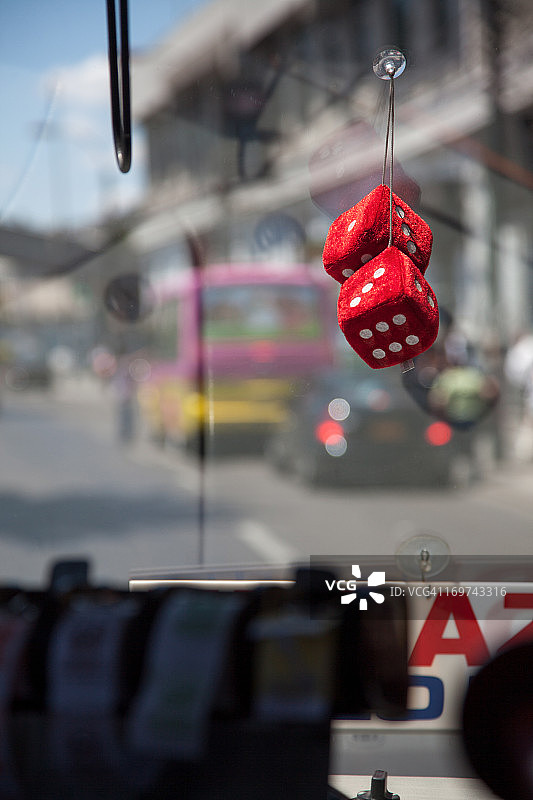 公交车窗户上悬挂的模糊骰子图片素材