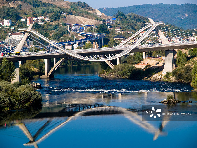 千禧桥倒影图片素材