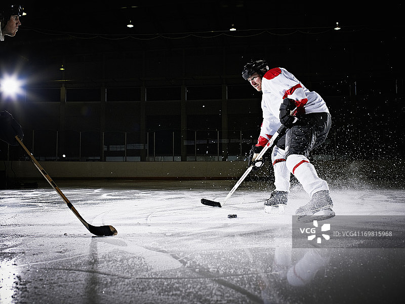 冰球运动员躲避防守者图片素材