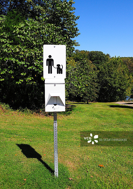 狗狗公园塑料袋站图片素材