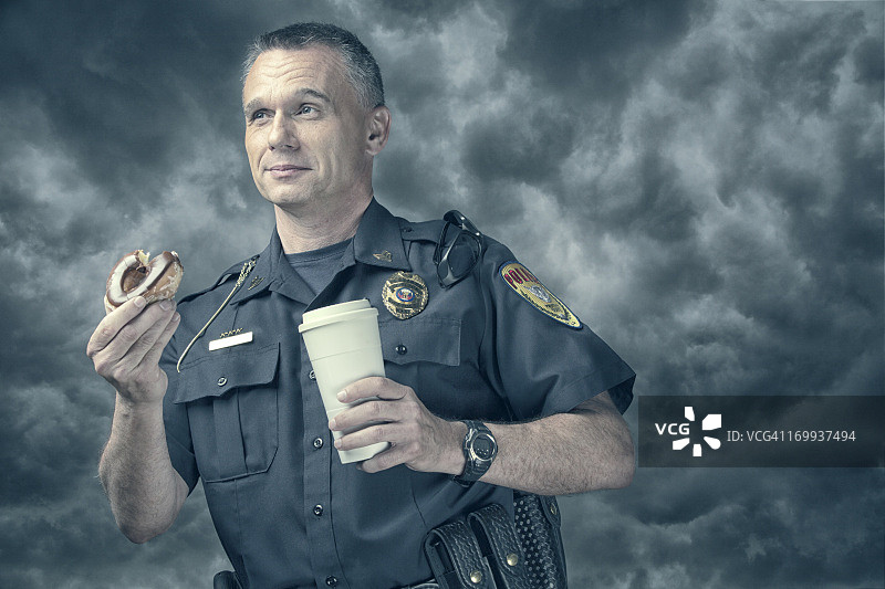 警察兴奋地享用甜甜圈和咖啡图片素材